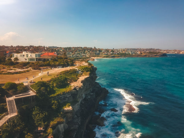 Sydney's Waterfront houses, coastal walk and the cliff - free stock image